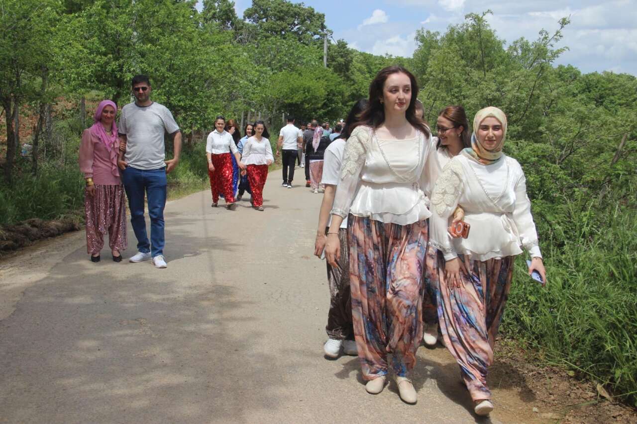 İlginç gelenek! Eş arayan gençler bu sokağa koşuyor 5